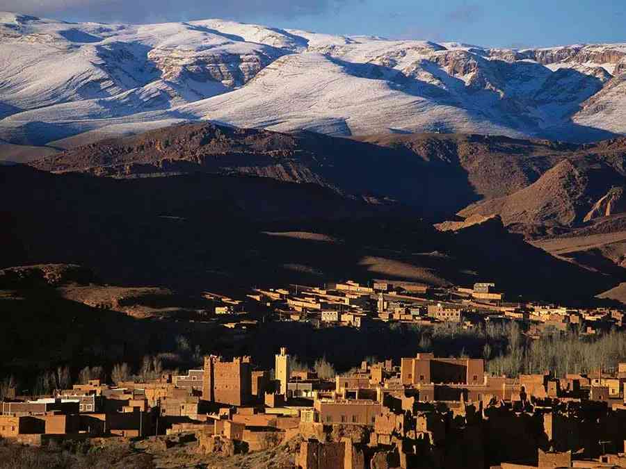 Experience the dramatic contrast of Morocco's Middle Atlas Mountains and traditional architecture during the Fes to Marrakech 3-day desert tour.